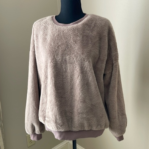 Faux Fur sweatshirt by Philosophy in size extra large - Picture 1 of 4